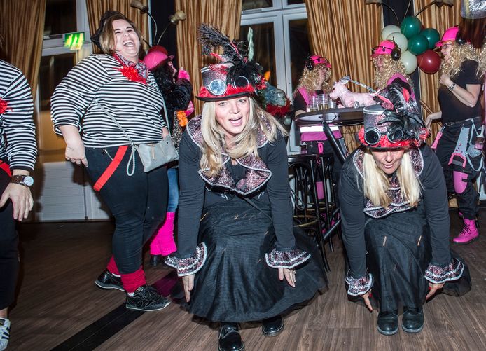 Hoofd-schouders-knie-en-teen, maar dan omgedraaid, tijdens de Ladies Night.