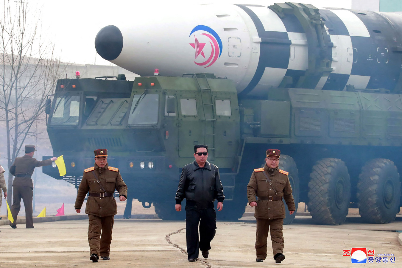 Op deze foto, verspreid door het Koreaanse persagentschap KCNA op 24 maart, is de Noord-Koreaanse leider Kim Jong-Un te zien bij de voorstelling van de nieuwe intercontinentale raket Hwasong-17.