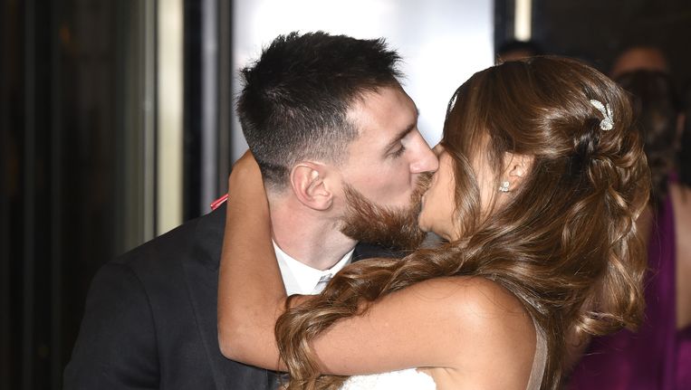 Lionel En Antonella Messi Geven Elkaar Jawoord Met Innige Kus