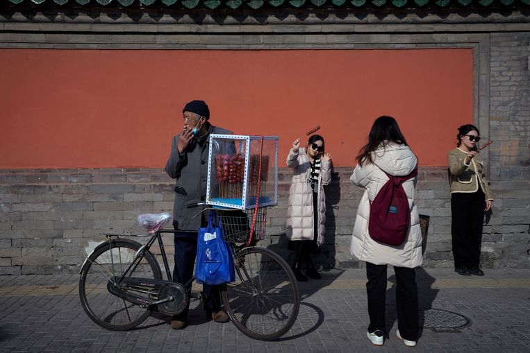 Een verkoper met etenswaar in Peking.  Beeld AP