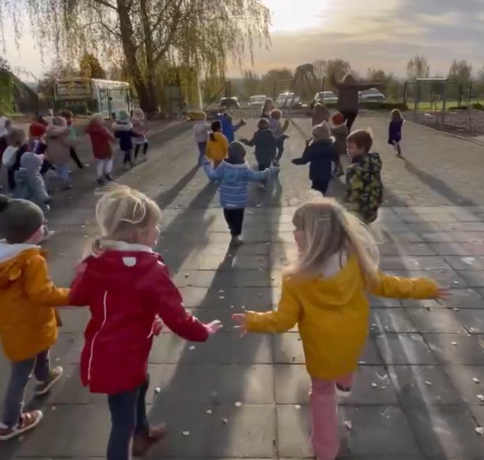 Kleuters van Pieternel vierden Koningsdag al dansend | Geraardsbergen ...