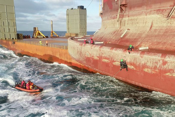 Beeld van februari. Activisten van Greenpeace klimmen op een platform van Shell in de Noordzee.