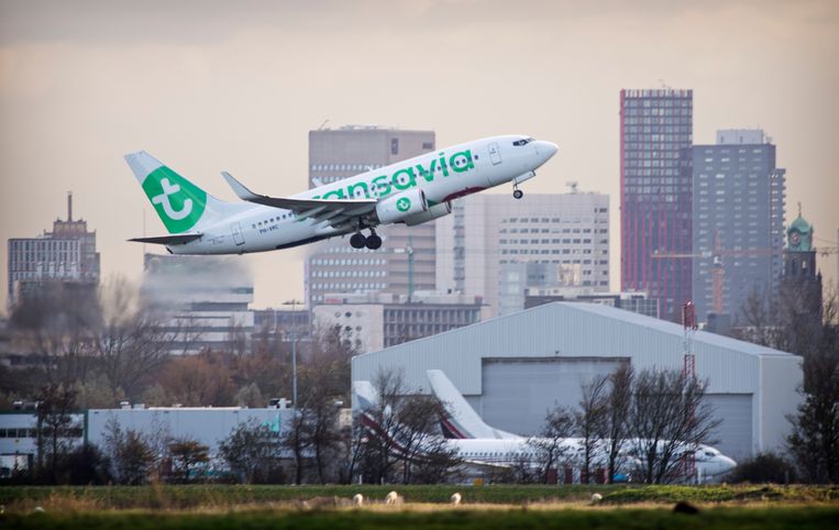 Een vliegtuig van Transavia stijgt op vanaf vliegveld Rotterdam The Hague Airport, met op de achtergrond de hoogbouw van de stad Rotterdam. Beeld ANP