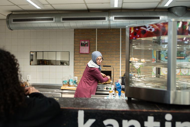 Een keer per week maakt kantinemedewerker Sema van het Kiem Montessori Turkse pizza’s, met volkorendeeg en zo min mogelijk olie. Beeld Mariet Dingemans