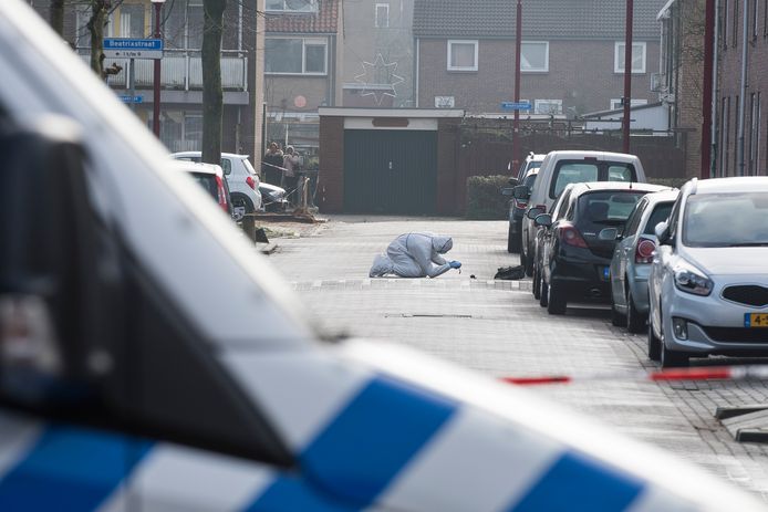 Onderzoek bij de gevonden granaat in de Nieuwegeinse Beatrixstraat.
Foto Koen Laureij