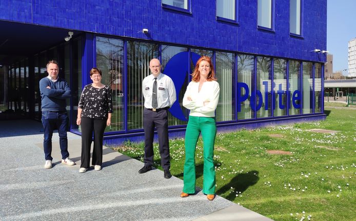Van links naar rechts: Burgemeester Francis Benoit (CD&V) van Kuurne, Burgemeester Carine Dewaele (CD&V) van Lendelede, korpschef Filip Devriendt en Burgemeester van Kortrijk Ruth Vandenberghe (Team Burgemeester)