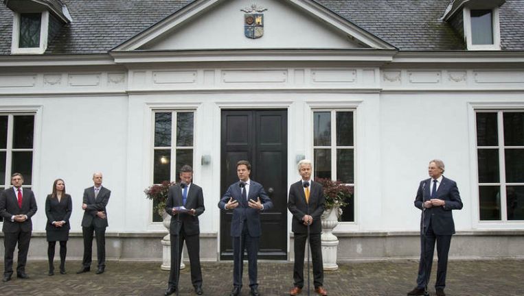 Verhagen (CDA), Rutte (VVD) en Wilders (PVV) voor het Catshuis. Links secondanten Van Haersma Buma (CDA), Agema (PVV) en Blok (VVD). Rechts RVD-directeur Brons. ©Werry Crone Beeld 