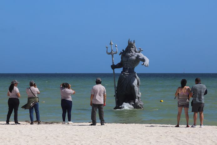 Bronze Beeld Van De Griekse God Poseidon Op Een Geïsoleerde Witte Achtergrond 3d Illustratie