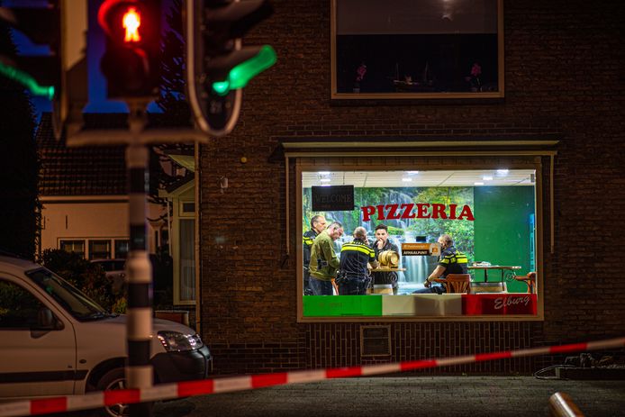 De politie na het incident in de pizzeria in Elburg
