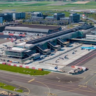 Schiphol dreigt miljoenenclaim aan de broek te krijgen: luchthaven mocht bouwcontract nieuwe pier niet beëindigen