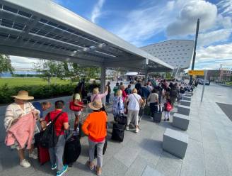 Opnieuw lange rijen bij Eindhoven Airport, tot ver voorbij de Mac: ‘Mensen komen soms vijf tot zes uur te vroeg’