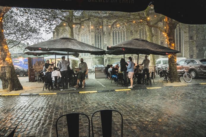 Een regenbui gooit roet in het eten in Gent