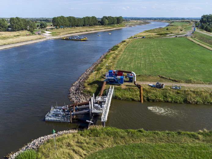 Dronefoto van gemaal De Pannerling bij de veerpont Pannnerden in Nederland. De pomp die in de Maas in werking is getreden, is vergelijkbaar.