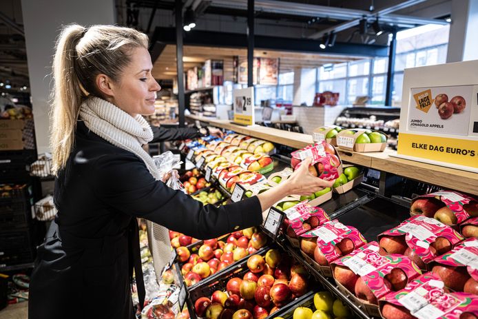 Voedingstherapeut en foodblogger Nora French gaat naar de supermarkt om voor 11 euro boodschappen te kopen, om een kind een week lang gezond te laten ontbijten en lunchen.