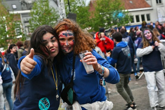 In Roeselare vierden ze de 50 dagen in plaats van de 100 dagen. De jongeren gingen vanaf 6u 's morgens uit de bol op het Polenplein.