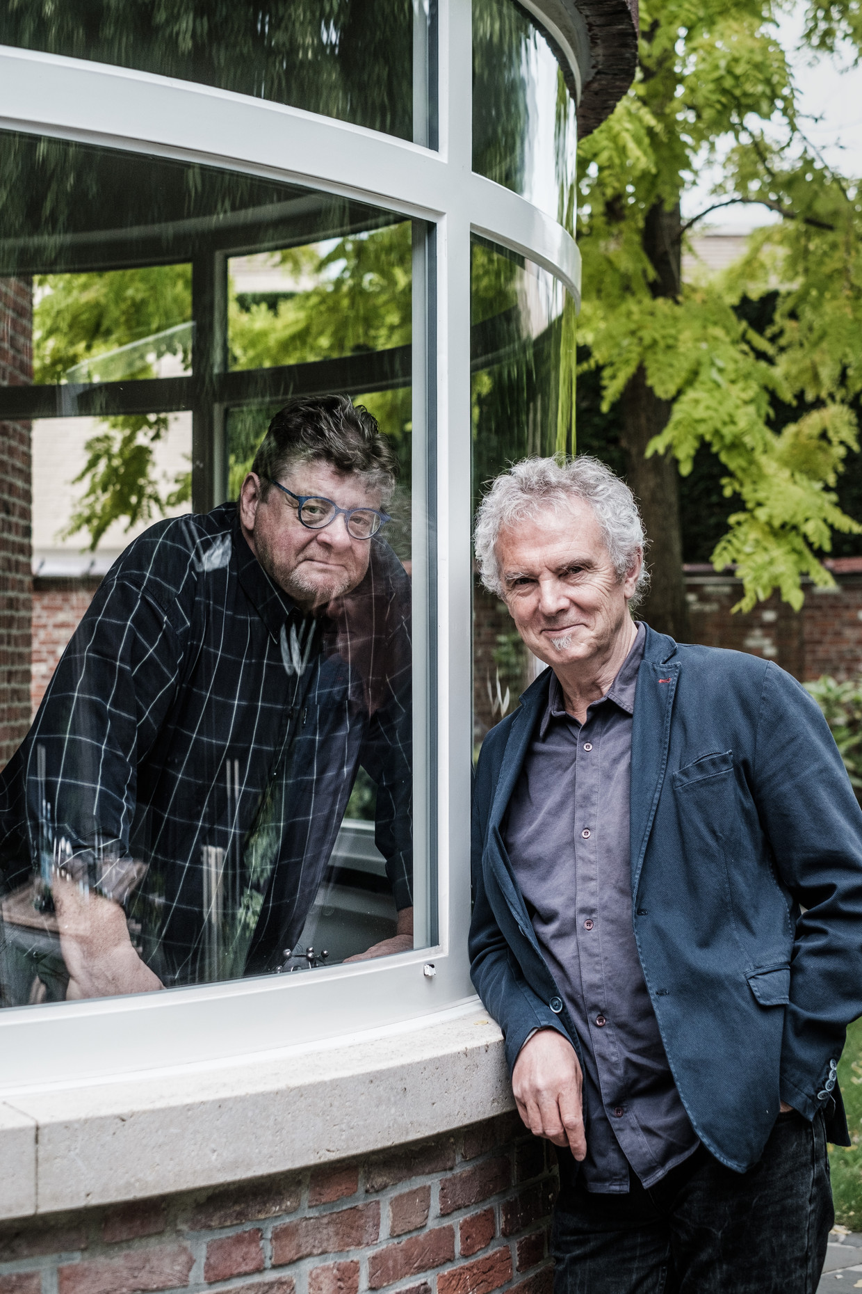 20200522 Turnhout Belgie, Louis Van Dievel en Jan Van Duppen. Louis Van Dievel brengt het boek uit 'De dokter is uw kameraad niet. Uit het leven van Guust Van Mol'. Ducufictie over het leven van Jan Van Duppen. Beeld Bob Van Mol