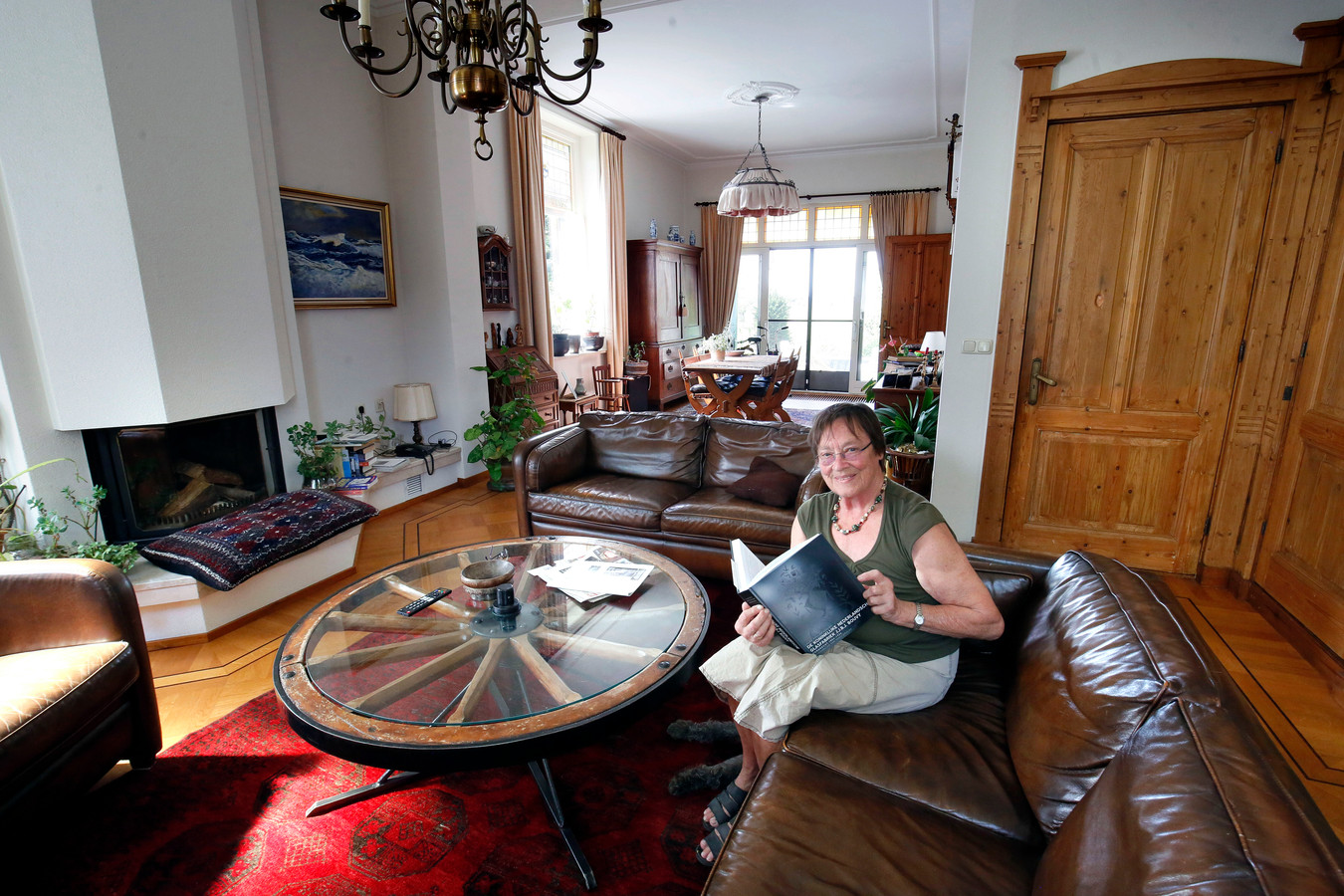 Els Kloek-Van Overbeeke in haar riante woonkamer.