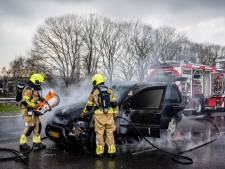 Bestuurder verdwenen na autobrand op N261 bij Tilburg, politie zoekt chauffeur