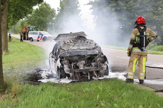 Een auto is rond half zes donderdagmiddag volledig uitgebrand op de Lemsterweg.