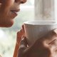 Wat is beter bij keelpijn: warme thee of koud water? KNO-arts legt uit