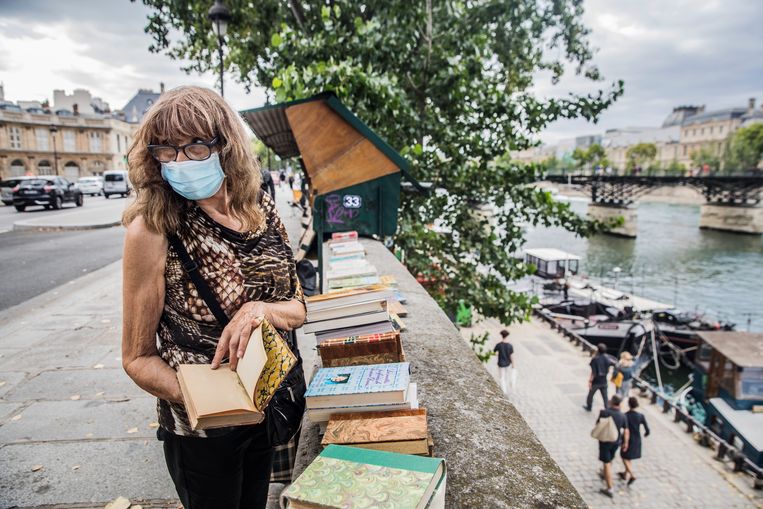 Een van de 240 bouquinisten langs de Seine in Parijs. Beeld Aurélie Geurts