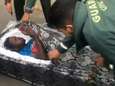 Spaanse Guardia Civil treft twee Afrikaanse vluchtelingen aan in matrassen op autodak