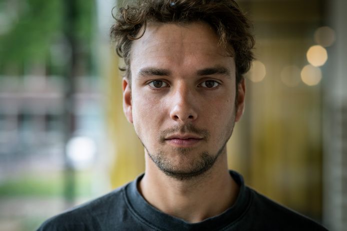 Vader Stefan is een van de bekendste acteurs van Nederland en al bijna 20 jaar verbonden aan het Nationale Theater in Den Haag. En moeder Esther Scheldwacht heeft eveneens op het toneel haar sporen verdiend, onder andere bij het Rotterdamse Ro Theater.