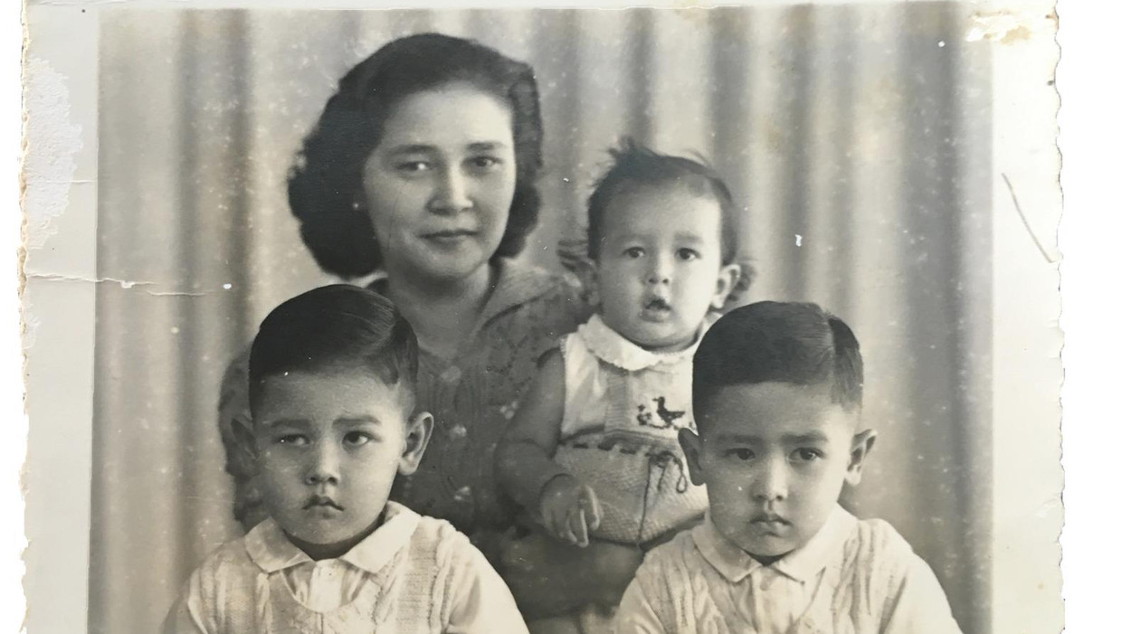Frans Leidelmeijer als driejarige met zijn moeder. Links en rechts zijn broers. Beeld RV