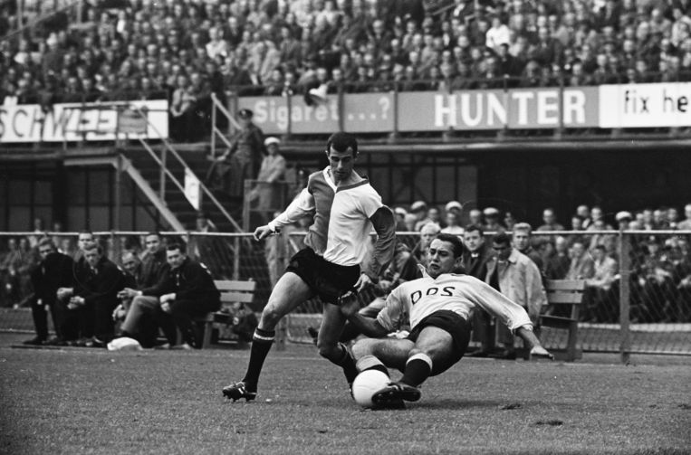 7 september 1963. Coen Moulijn in duel met George Liptak van DOS. Feyenoord zal het duel winnen met 4-2.  Beeld Nationaal Archief