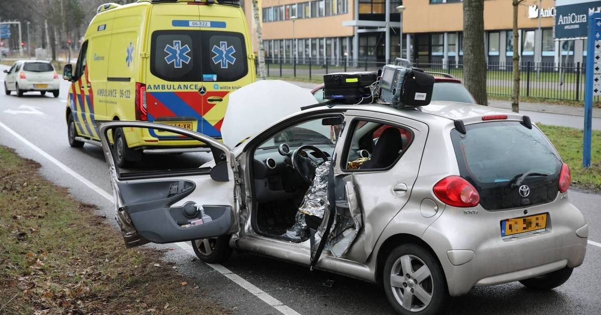 Vrachtwagen legt treinverkeer lam na verkeersongeluk met gewonde in Apeldoorn.
