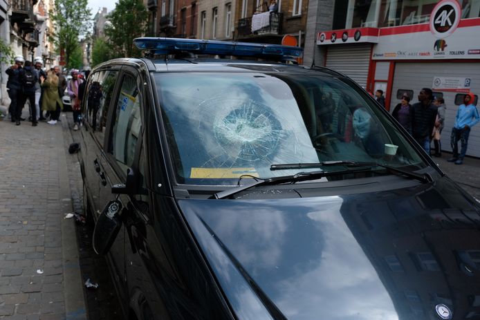 Er raakte ook een voertuig van de politie beschadigd tijdens de rellen aan de Schaarbeekse school.