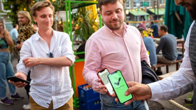 LIVE | Bijna 8000 nieuwe coronabesmettingen, Kamala Harris krijgt ‘boosterprik’