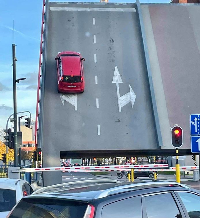 Auto op brug in Leuven aan Vaartkom