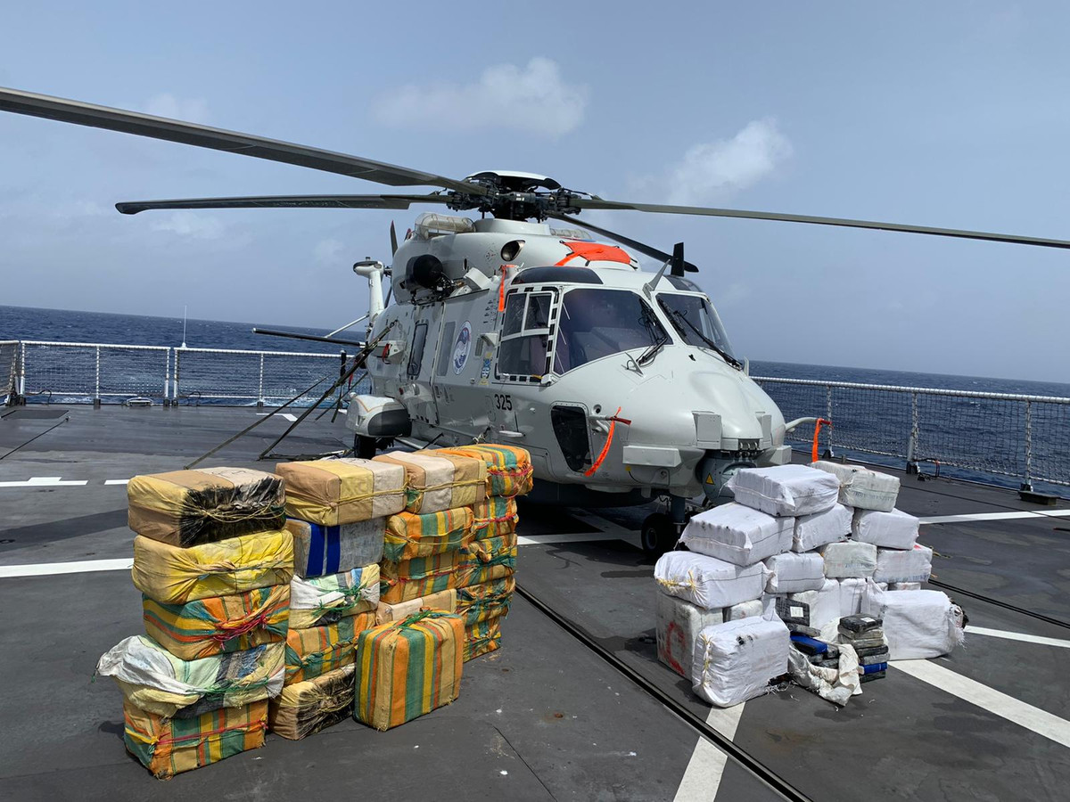 Nederlandse militairen hebben in totaal 1285 kilo cocaïne in beslag genomen tijdens achtervolgingen van drugsboten op zee.