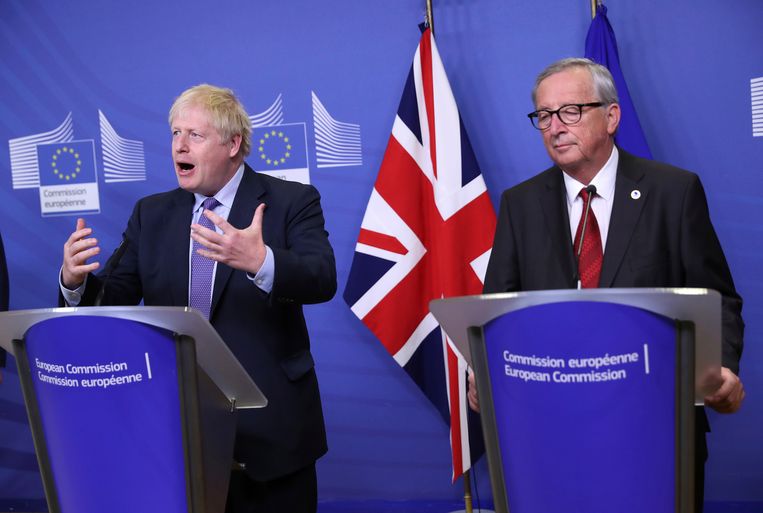  Boris Johnson met Jean-Claude Juncker tijdens de persconferentie over de nieuwe brexit-deal.  Beeld AP