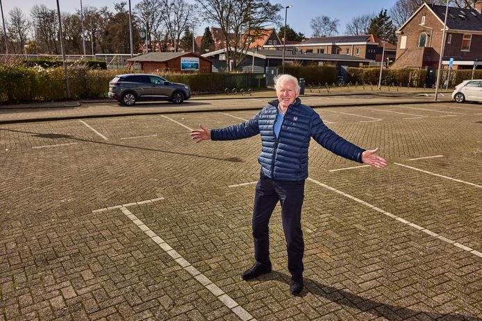 Volgens Bertus Bleiji, voorzitter van tennisvereniging Deuce Again, is er voor de deur van zijn sportaccommodatie geen sprake van een parkeerprobleem. ,,Onbegrijpelijk dat de gemeente hier ook betaald parkeren heeft ingevoerd.”