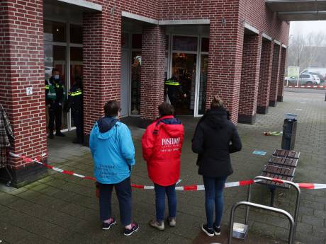 Drie overvallers met tiewraps slaan bij opening bloemenwinkel toe: ‘Mijn zus is gillend weggerend’