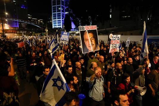 Duizenden mensen waren zaterdag op de been in Tel Aviv om te demonstreren tegen de regering van president Netanyahu en voor de vrijlating van gijzelaars die door Hamas worden vastgehouden.