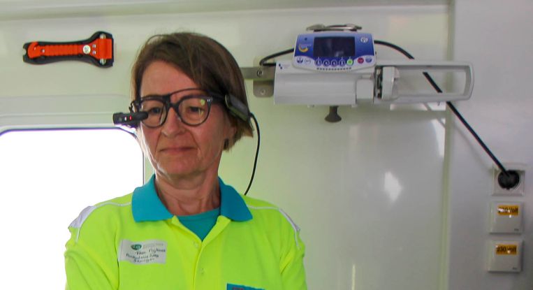 In de ambulance kan het ziekenhuis live meekijken naar een patiënt. Beeld -