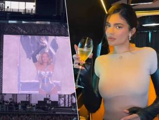 KIJK. In opvallende ‘nude-outfit’, zo gaat Kylie Jenner naar het concert van Beyoncé