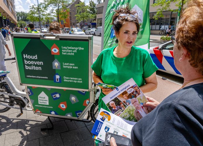 De gemeente Rotterdam gaat deze zomer de wijken in met de inbraakpreventiebakfiets