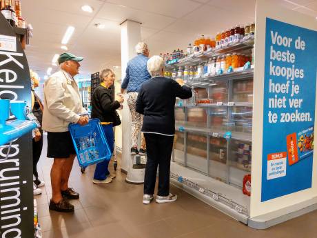 Verontreinigd kraanwater leidt tot run op flessen water in supermarkten: ‘Dat wordt weer water koken’