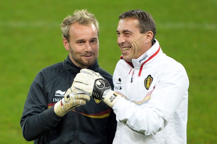 Philippe Vande Walle hier als keeperstrainer bij de Rode Duivels met Jean-François Gillet.