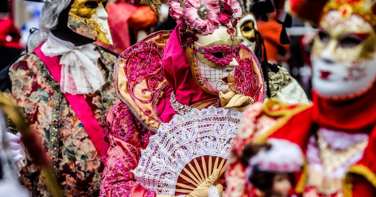 IN BEELD. Brugge is weekend opnieuw in de ban van Venetiaanse carnaval: “Mijn moeder heeft 6 maanden gewerkt aan onze 2 kostuums” | Brugge | pzc.nl
