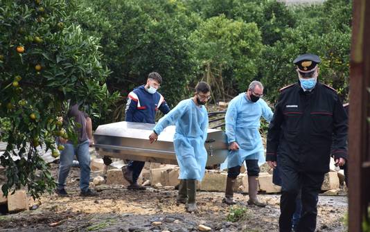 Trois personnes sont déjà mortes lors des pluies torrentielles et des coulées de boue qui ont frappé depuis ce week-end la région de Catane, deuxième ville de Sicile (Scordia, 26 octobre)