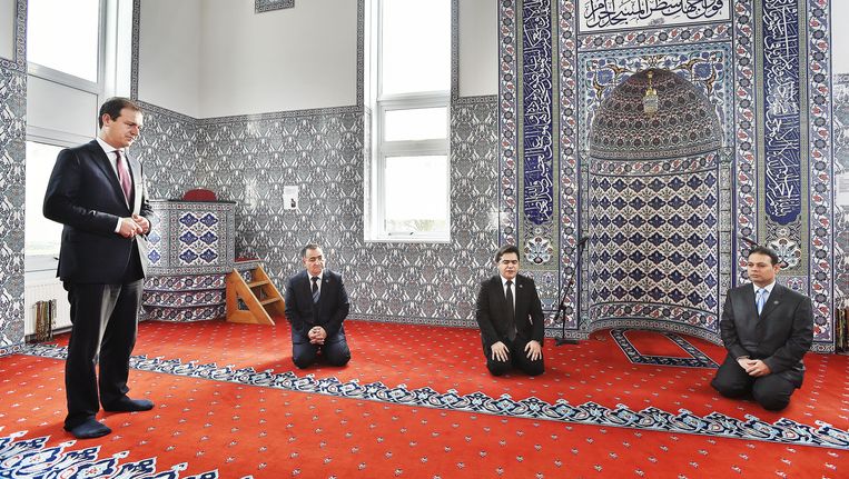 Lodewijk Asscher luistert naar een kort gebed van de Imam, tweede van rechts. Suleyman Gelik, de voorzitter van de moskee, zit naast de minister. Beeld Guus Dubbelman / de Volkskrant 