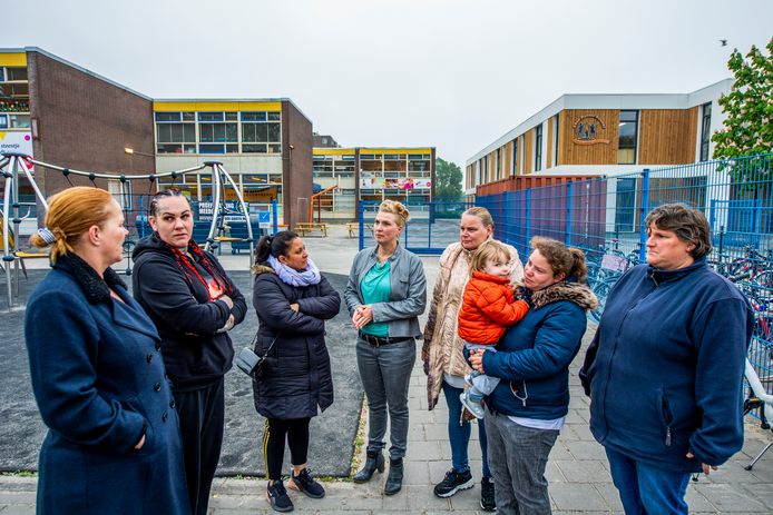Woede op De Bouwsteen in Capelle: 'Onze kinderen komen als laatste aan de  beurt', Rotterdam