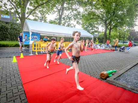 IN BEELD. 500 leerlingen wagen zich aan eerste LAGO Swimrun