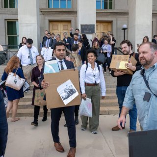 Journalisten vertrekken uit Pentagon wegens omstreden nieuw persbeleid • Rechter zet streep door Trumps ontslagronde tijdens shutdown