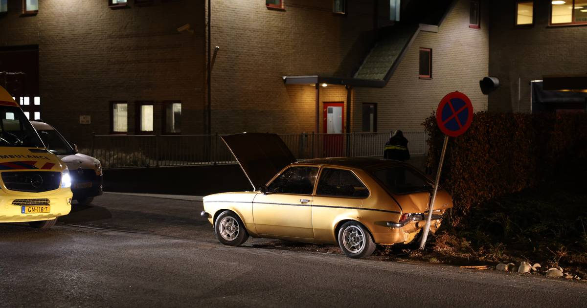 Twee inzittenden van oldtimer gewond bij ongeluk in Epe.